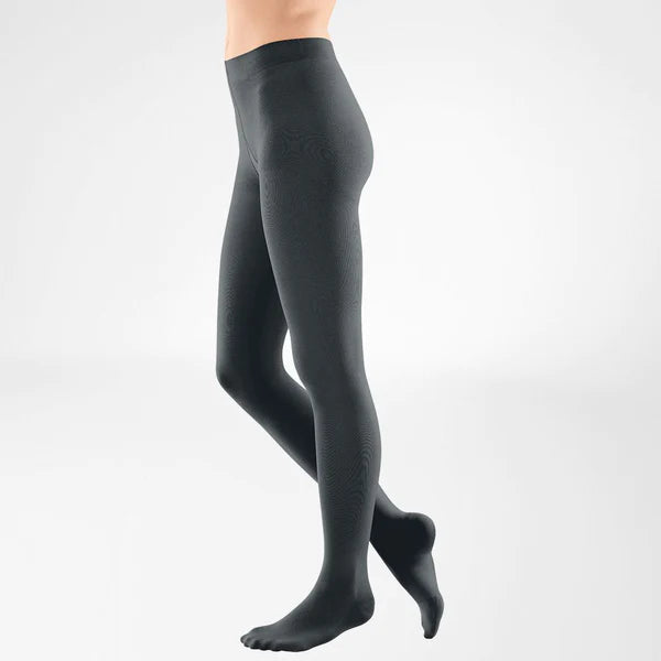 A model wearing anthracite Bauerfeind VenoTrain Look compression pantyhose.