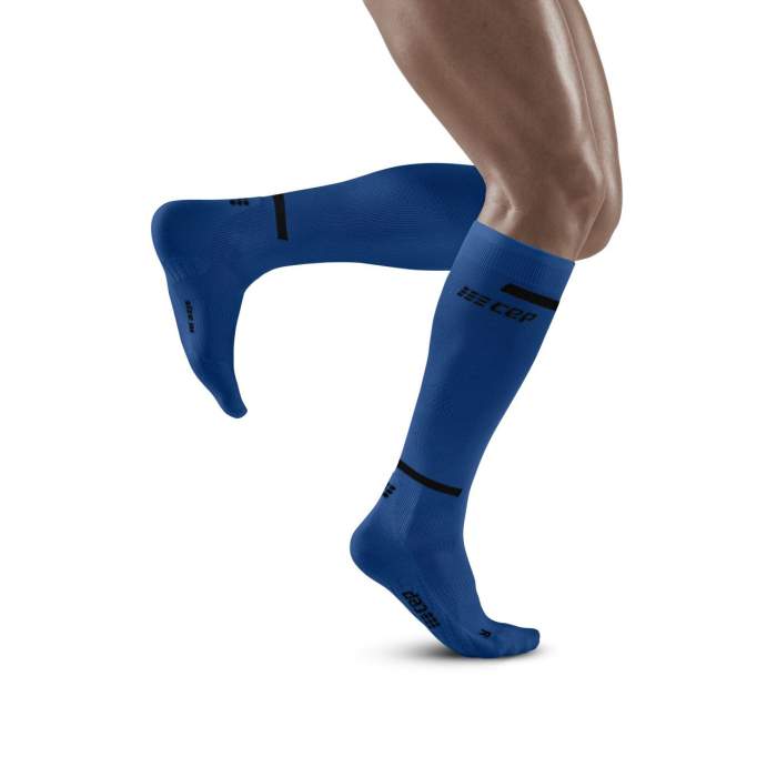 Lower legs of model in knee-high CEP The Run 4.0 compression tights in blue.