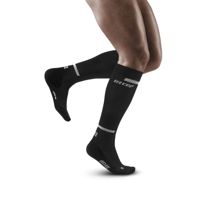 Lower legs of model in knee-high CEP The Run 4.0 compression tights in black.