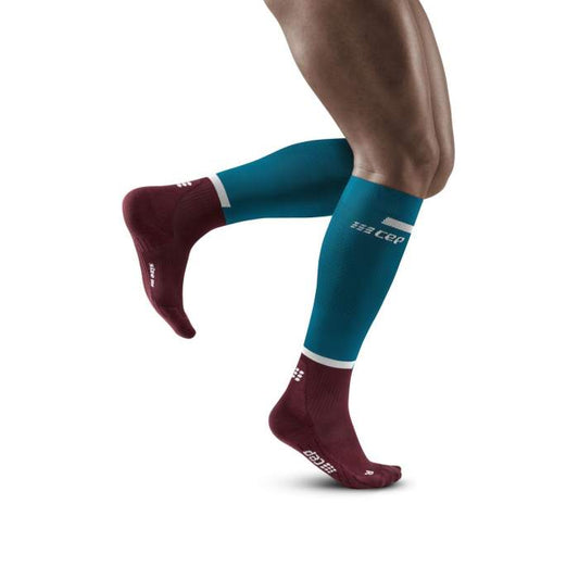 Lower legs of model in knee-high CEP The Run 4.0 compression tights in petrol/dark red.
