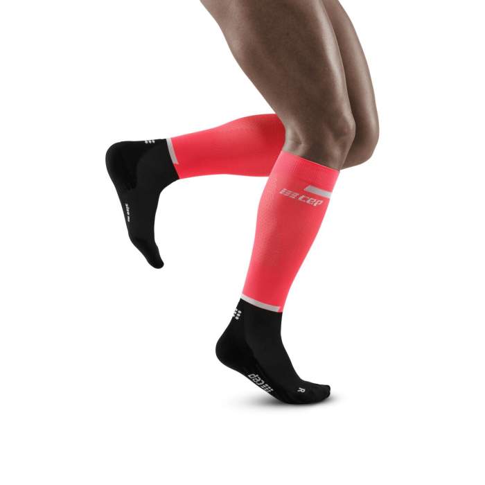 Lower legs of model in knee-high CEP The Run 4.0 compression tights in pink/black.